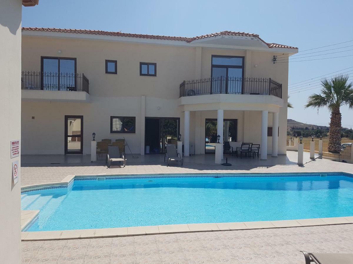Larnaca Mansion Ideal For 3 Families Or More Zewnętrze zdjęcie