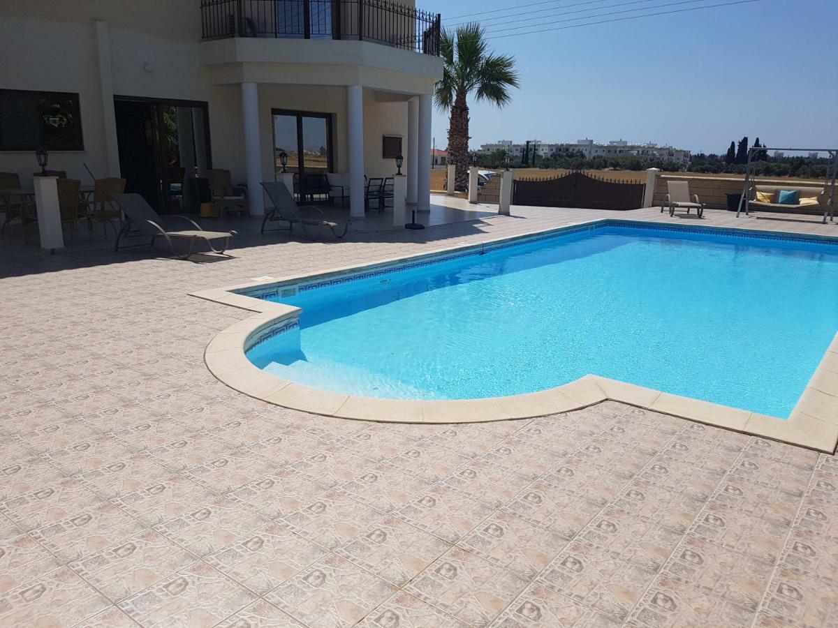 Larnaca Mansion Ideal For 3 Families Or More Zewnętrze zdjęcie