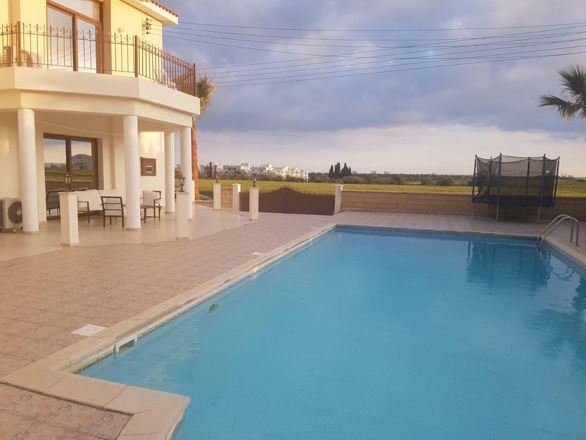 Larnaca Mansion Ideal For 3 Families Or More Zewnętrze zdjęcie